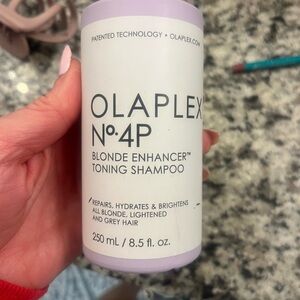 OLAPLEX No.4P Blonde Enhancer Toning Shampoo - Lavender & White